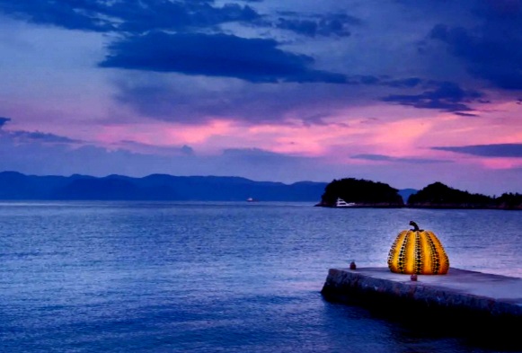 immagine per Instagramers in lutto. Yellow Pumpkin di Yayoi Kusama nell'isola Naoshima distrutta dal tifone.