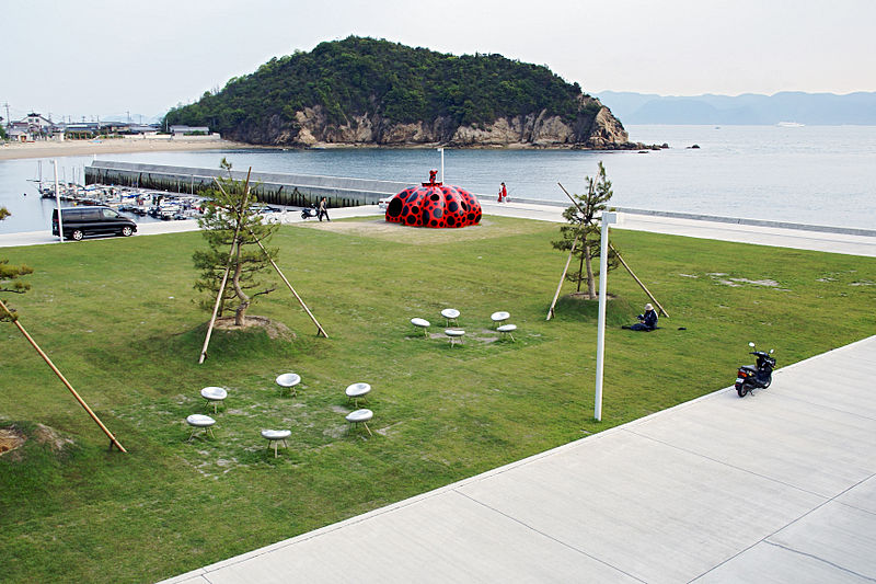 immagin per Instagramers in lutto. Yellow Pumpkin di Yayoi Kusama nell'isola Naoshima distrutta dal tifone.