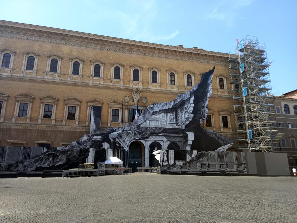 immagine JR su Palazzo Farnese Roma - ph. B. Martusciello