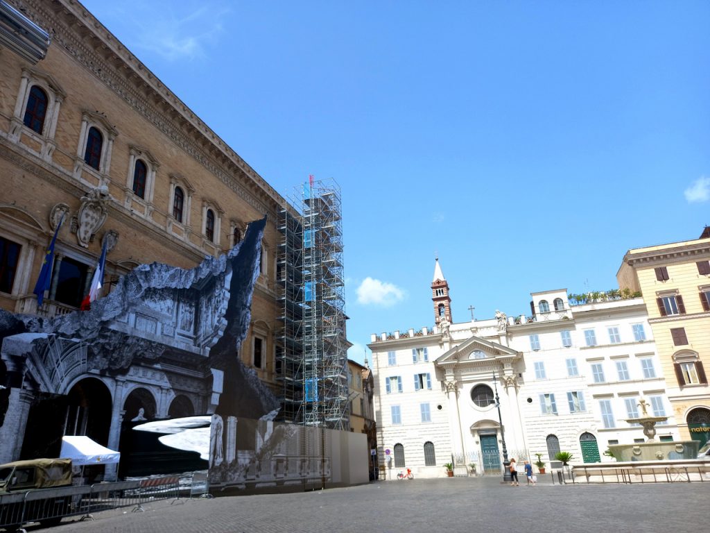 immagine JR su Palazzo Farnese Roma - ph. B. Martusciello