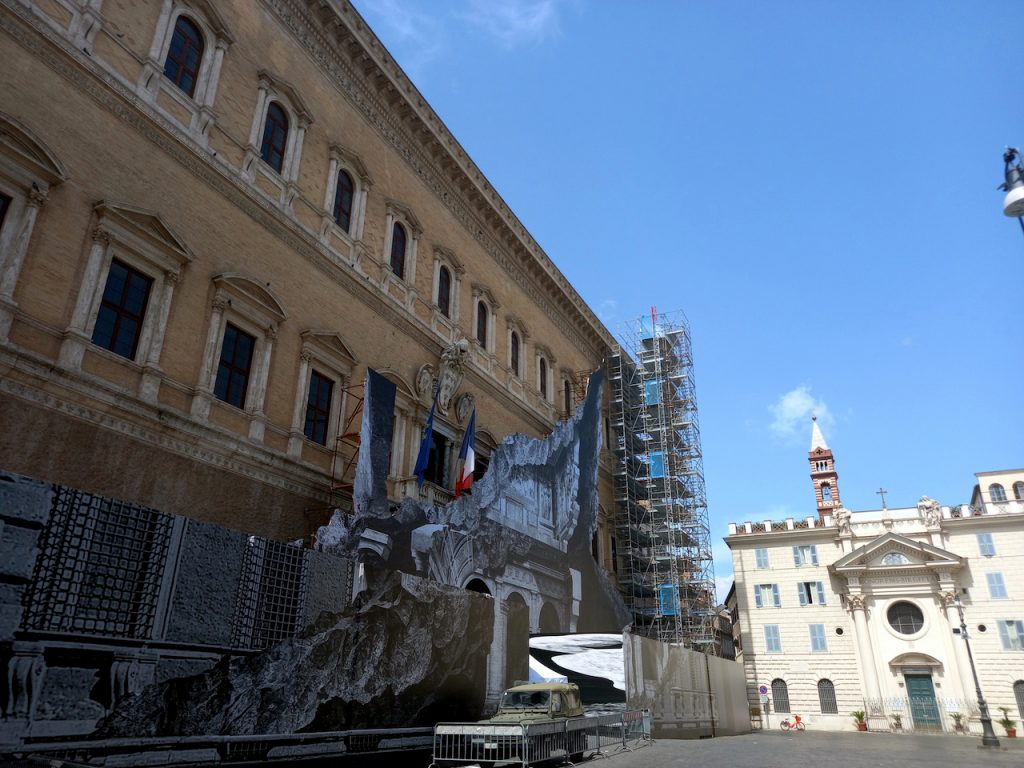 immagine JR su Palazzo Farnese Roma - ph. B. Martusciello