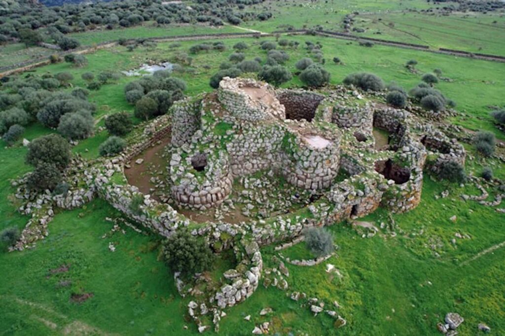 immagine per Foto 2: Nuraghe Arrubiu Credit: LaghieNuraghi.it