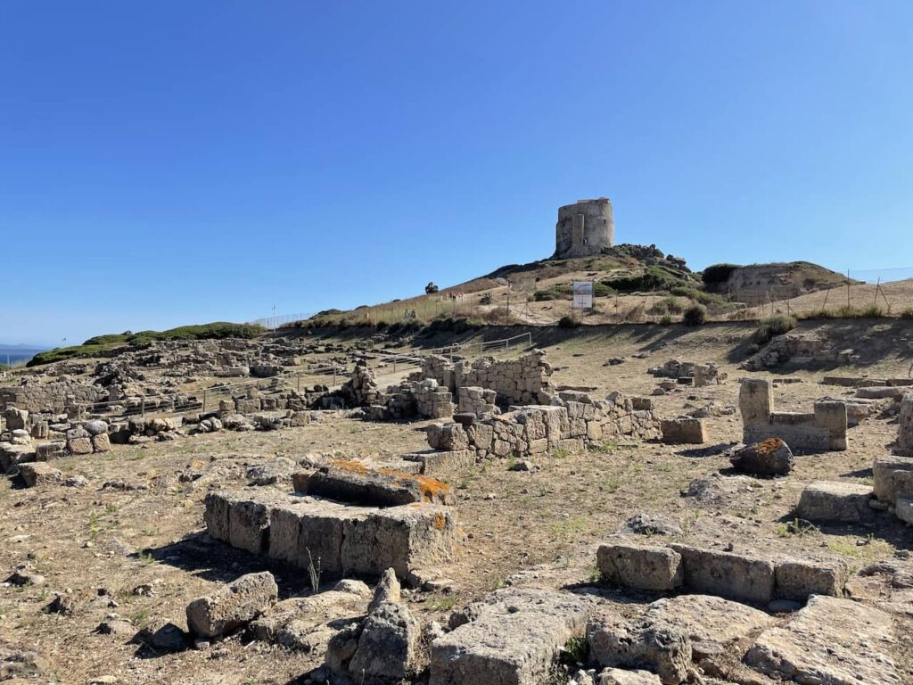 immagine perFoto 4: torre spagnola del colle di S. Giovanni e area archeologica di Tharros Credit: Lucio Bove
