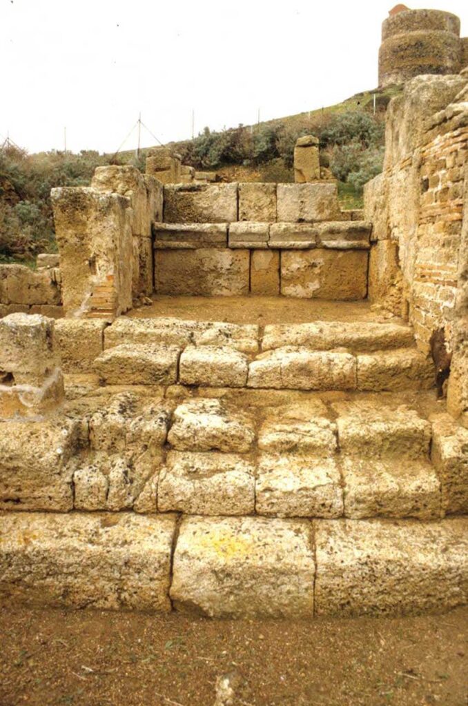 immagine èer Foto 7: Tempietto K” (attribuito al II secolo a.C.) Credit : https://www.tharros.sardegna.it/sito-archeologico/monumenti/cd-tempietto-k/#prettyPhoto