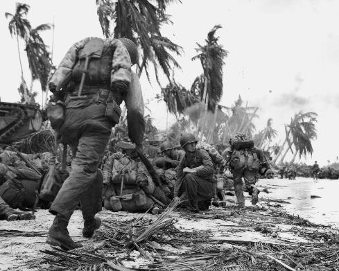 immagine per Marines si accucciano sulla spiaggia