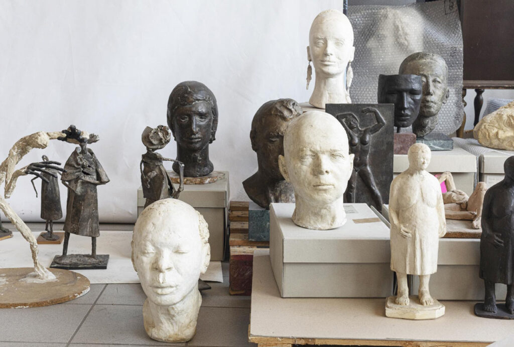 Foto dei busti e delle sculture di Gina Thusek presso l'archivio di Palais Mamming Museum