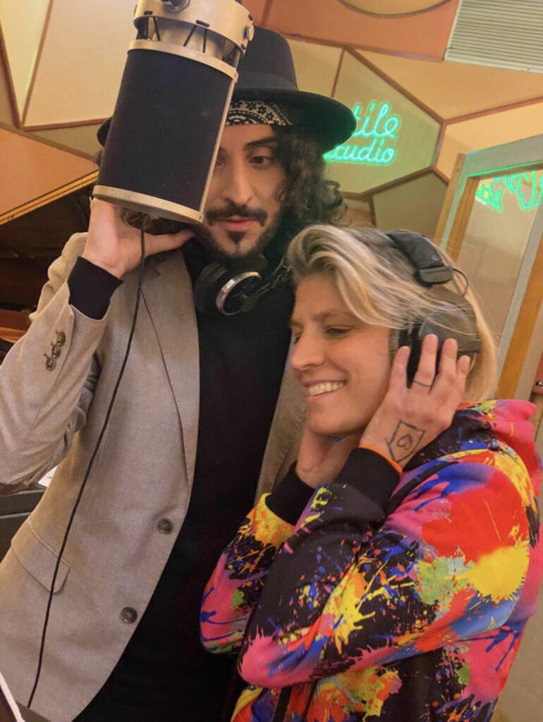 immagine per Andrea Crimi e Laura Bono danno voce a una nuova canzone de L’amore dietro ogni cosa di Simone Di Matteo
