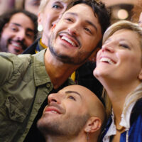 immagine per Ci vediamo lunedì. Andrea Crimi e Laura Bono danno voce a una nuova canzone de L’amore dietro ogni cosa di Simone Di Matteo