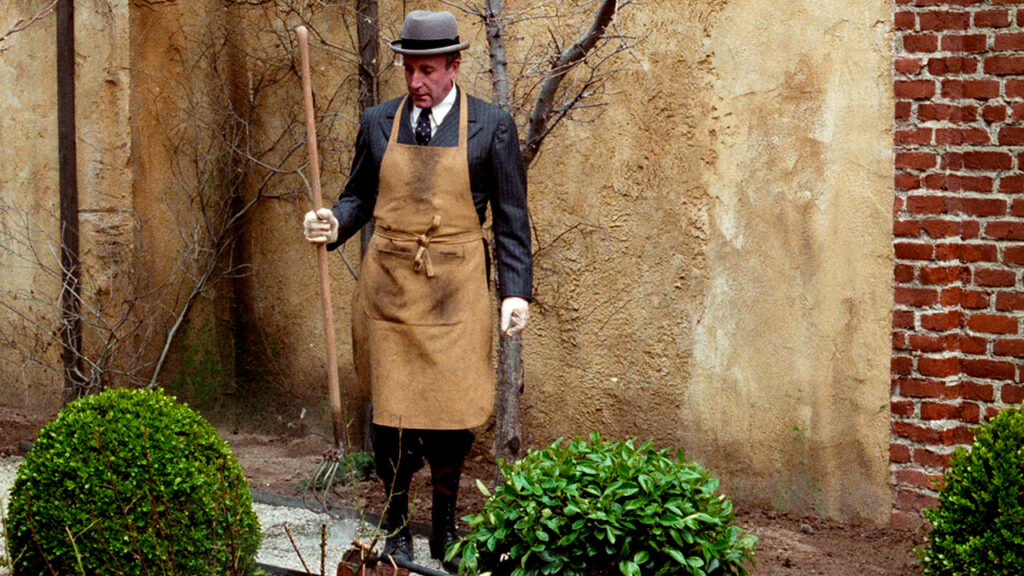immagine per Oltre il giardino (Being there), 1979 - Peter Sellers. Regia: Hal Ashby - Soggetto: Jerzy Kosinski.