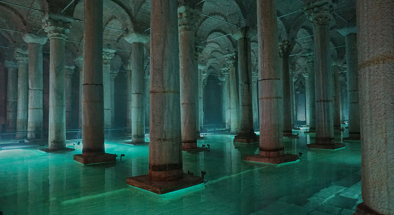 immagine per Yerebatan Sarnıcı, di Istanbul. Riapre l'antica cisterna sotterranea con nuovo restyling e lighting design