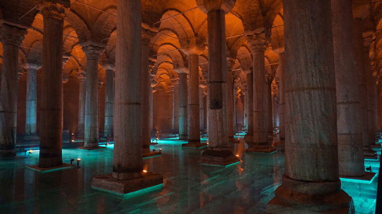 immagine per Yerebatan Sarnıcı, di Istanbul. Riapre l'antica cisterna sotterranea con nuovo restyling e lighting design
