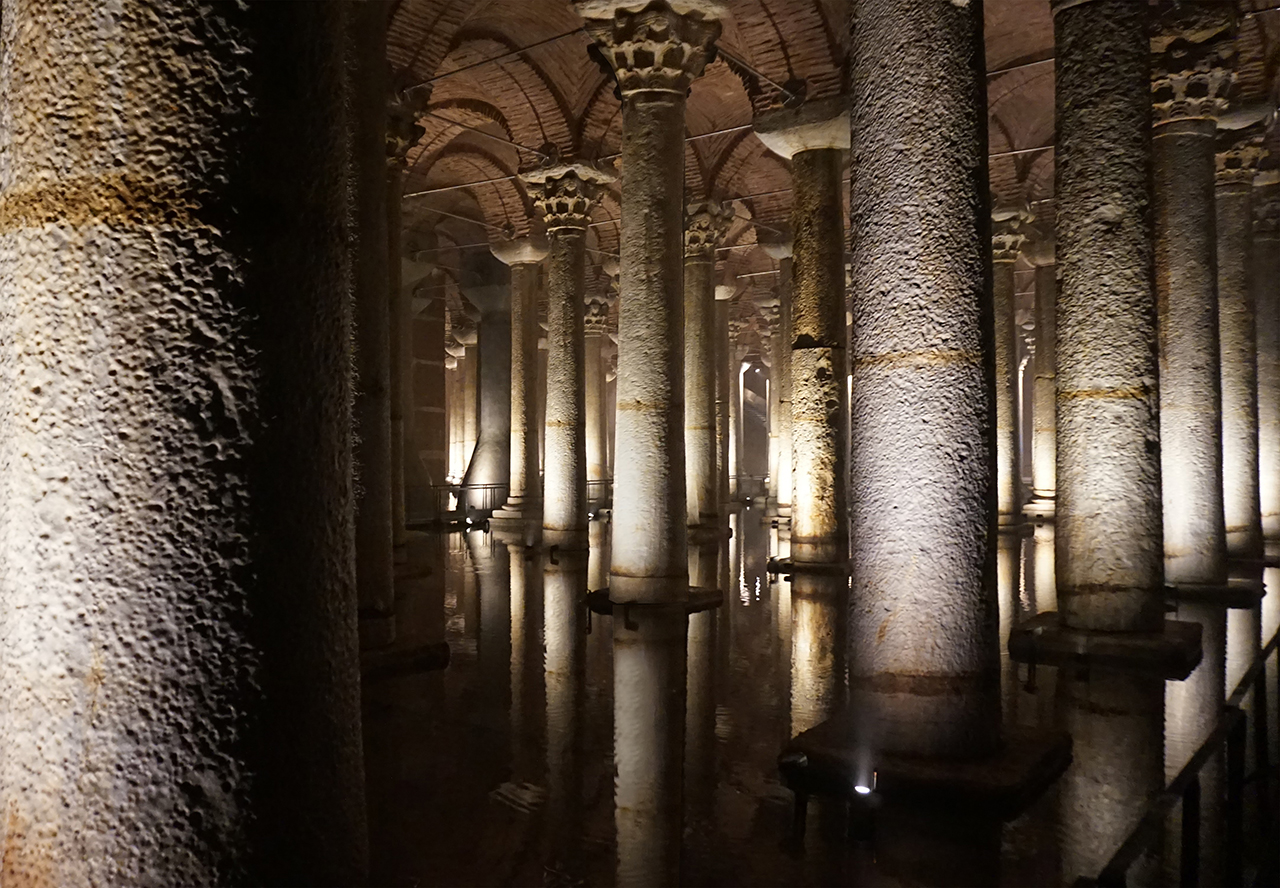 immagine per Yerebatan Sarnıcı, di Istanbul. Riapre l'antica cisterna sotterranea con nuovo restyling e lighting design