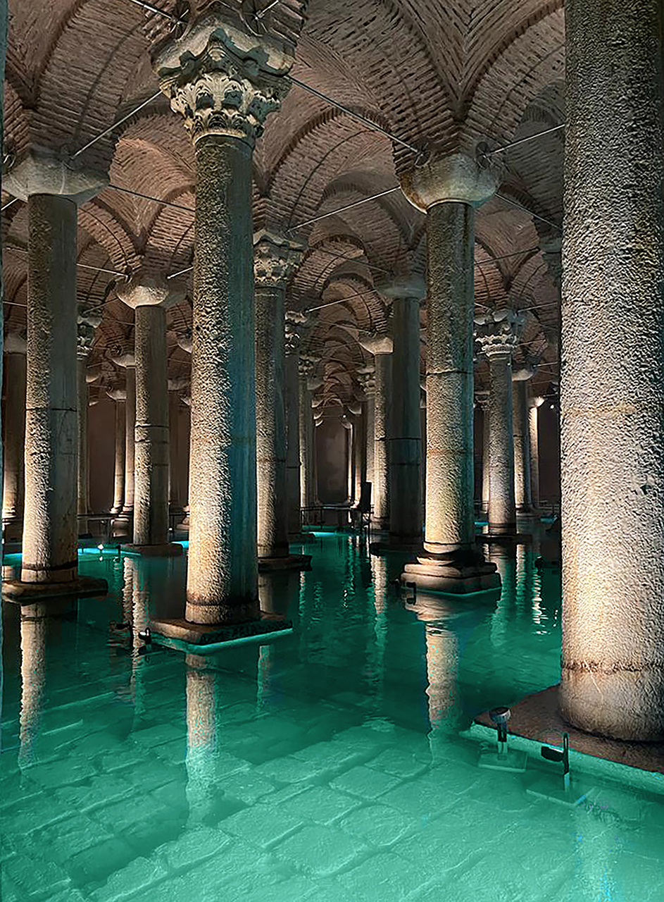 immagine per Yerebatan Sarnıcı, di Istanbul. Riapre l'antica cisterna sotterranea con nuovo restyling e lighting design