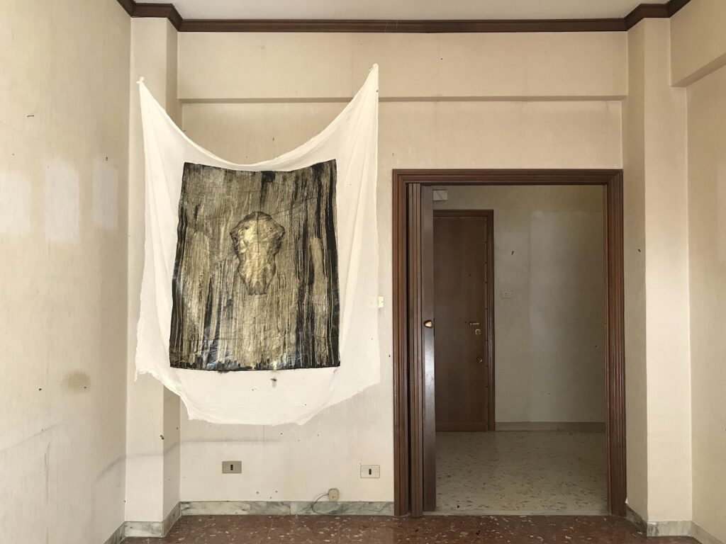 immagine pr Il bosco sacro di Paola Zampa libera dalla drammaticità della condizione umana.