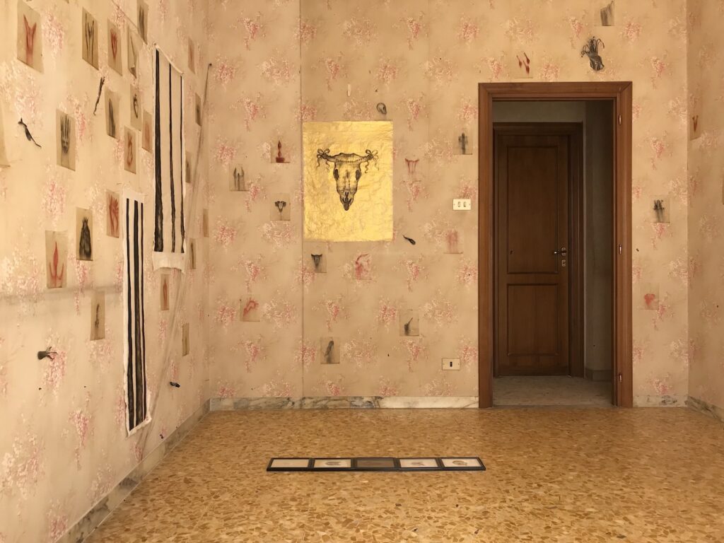 immagine pr Il bosco sacro di Paola Zampa libera dalla drammaticità della condizione umana.