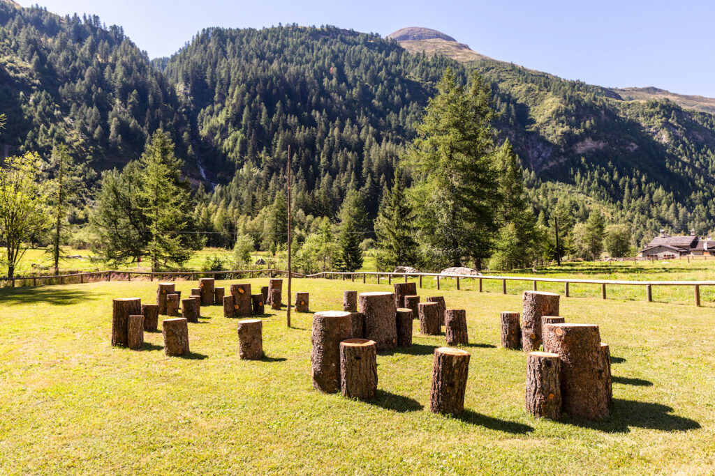 immagine per Terzo Paradiso di tronchi a Courmayeur. Pistoletto e la Land Art ecologica e pacifista