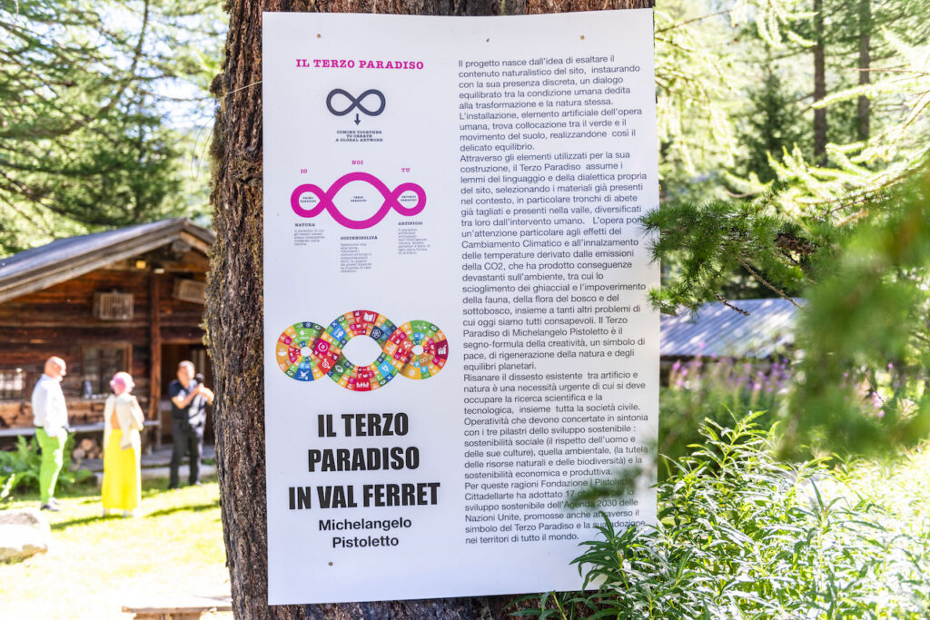 immagine per Terzo Paradiso di tronchi a Courmayeur. Pistoletto e la Land Art ecologica e pacifista