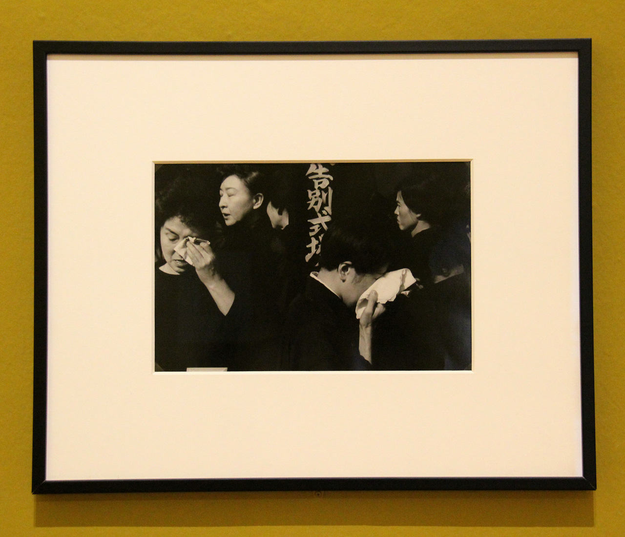 immagine per Henri Cartier-Bresson, Funerale giapponese 1965 ©Henri Cartier-Bresson, Courtesy HowardGreenbergGallery NY ph. Anna Jo