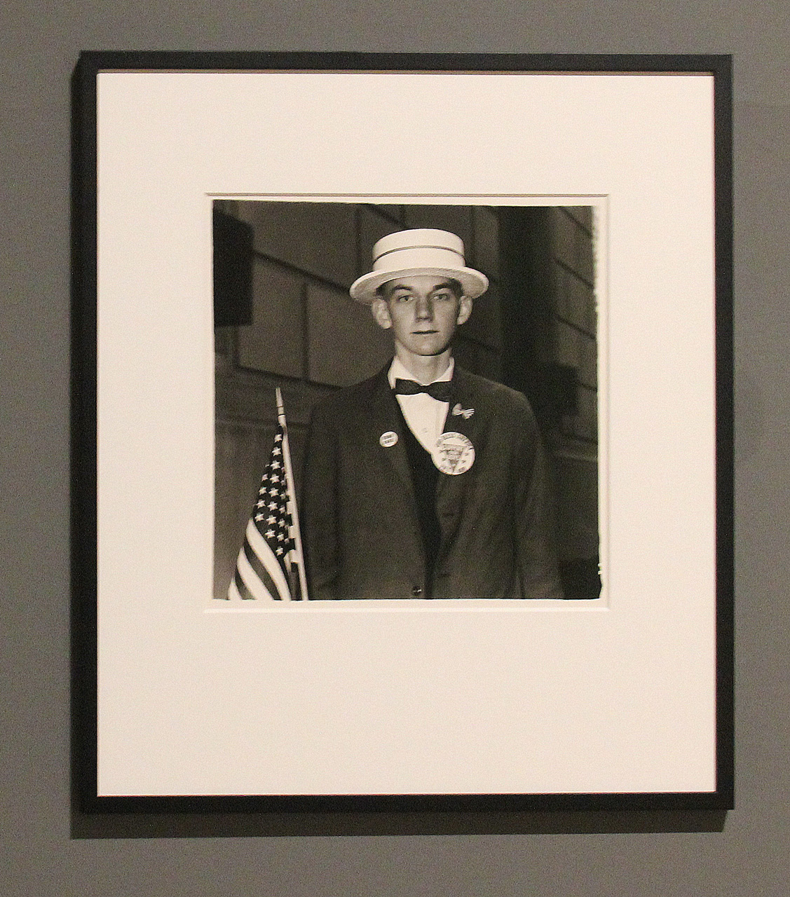 immagine per Diane Arbus, Ragazzo con cappello di paglia che manifesta a favore della guerra NYC 1970 ph Anna Jo