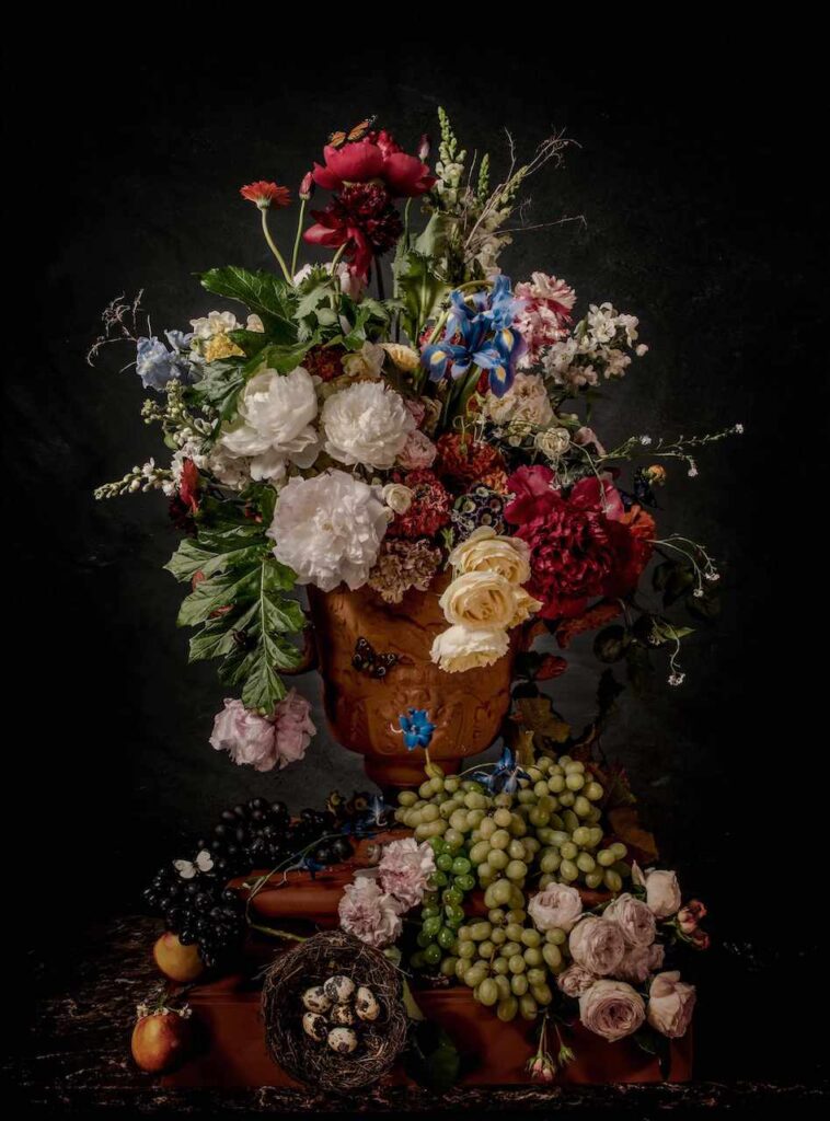 immagine per Jeff Robb, Flowers in a Terracotta Vase 2.0 _ Cris Contini Contemporary