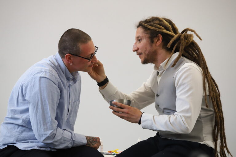 immagine per Una corona a testa in giù di Filippo Riniolo. Storia di barba, diritti LGBTQIA+ e riassegnazione di genere