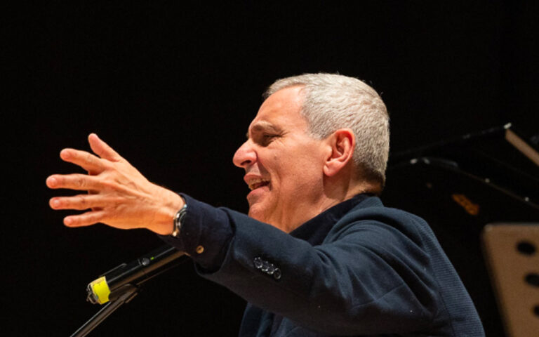 immagine per Le parole e la musica del Commissario Ricciardi. Maurizio de Giovanni e la Passione