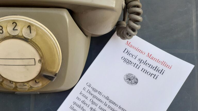 immagine per Dieci splendidi oggetti morti di Massimo Mantellini. I talismani contro l'incertezza del futuro