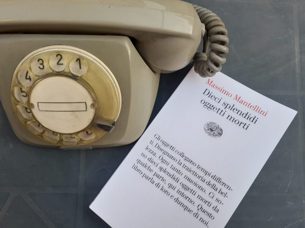 immagine per Dieci splendidi oggetti morti di Massimo Mantellini. I talismani contro l'incertezza del futuro