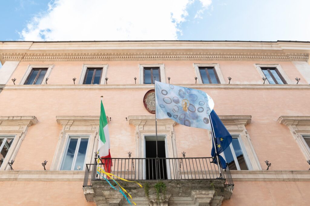 immagine per Giulio Paolini Al di là, 2022 Stampa digitale su tessuto nautico 200 × 300 cm. Foto Andrea Veneri