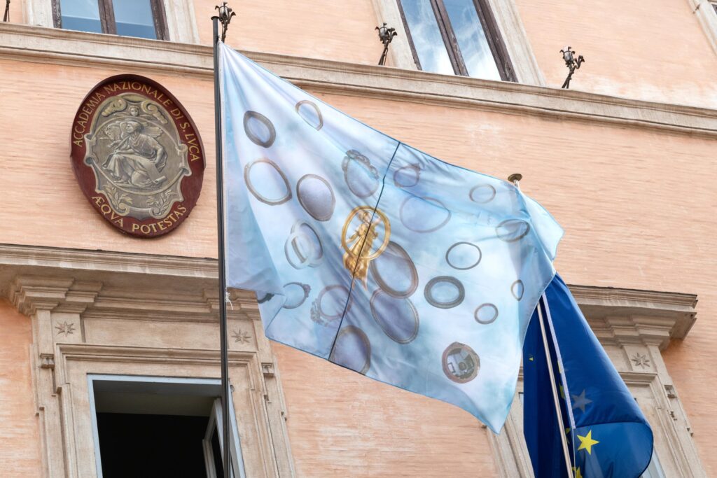 immagine per Giulio Paolini Al di là, 2022 Stampa digitale su tessuto nautico 200 × 300 cm. Foto Andrea Veneri