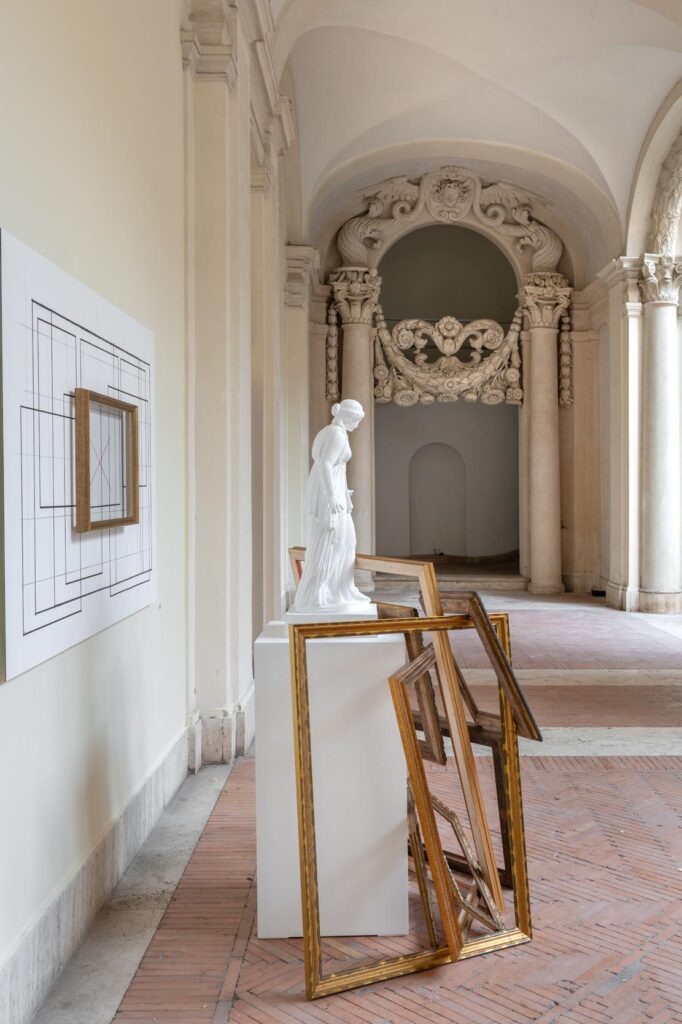 immagine per Giulio Paolini In cornice, 2023 Calco in gesso, base bianca, cornice su pannello fotografico, cornici dorate. Calco in gesso h 87 cm, base 100 × 50 × 50 cm, pannello fotografico 120 × 180 cm, cornici dorate di varie dimensioni, misure complessive variabili. Foto Andrea Veneri