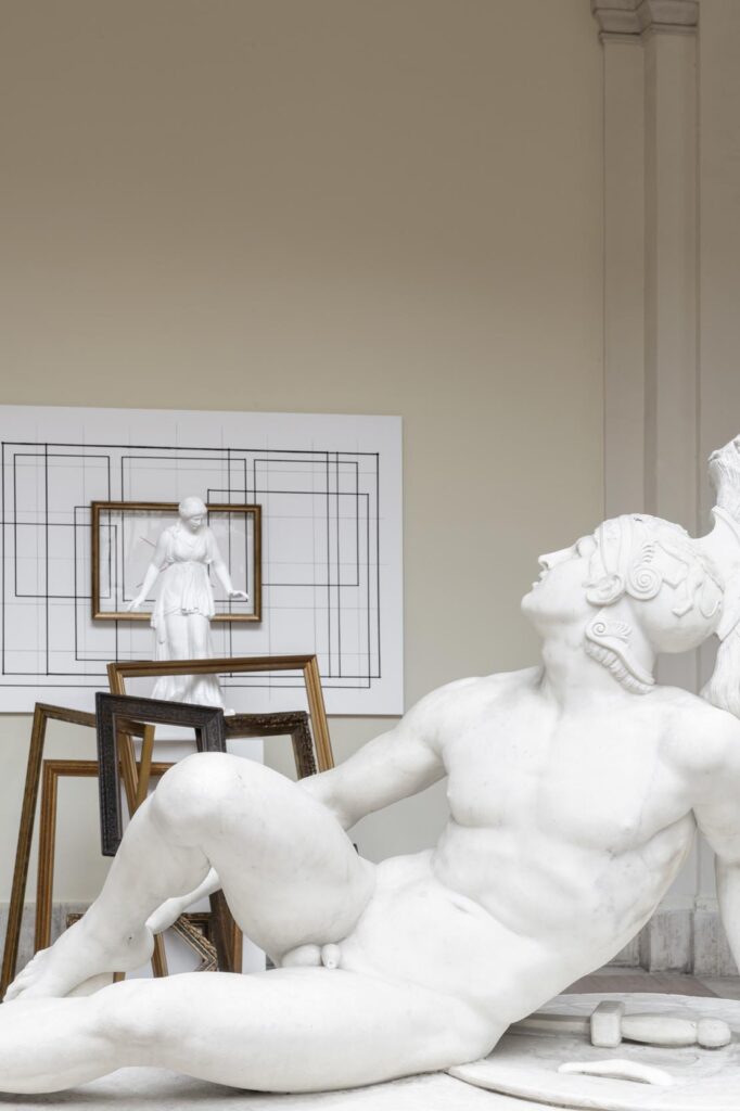 immagine per Giulio Paolini In cornice, 2023 Calco in gesso, base bianca, cornice su pannello fotografico, cornici dorate. Calco in gesso h 87 cm, base 100 × 50 × 50 cm, pannello fotografico 120 × 180 cm, cornici dorate di varie dimensioni, misure complessive variabili. Foto Andrea Veneri