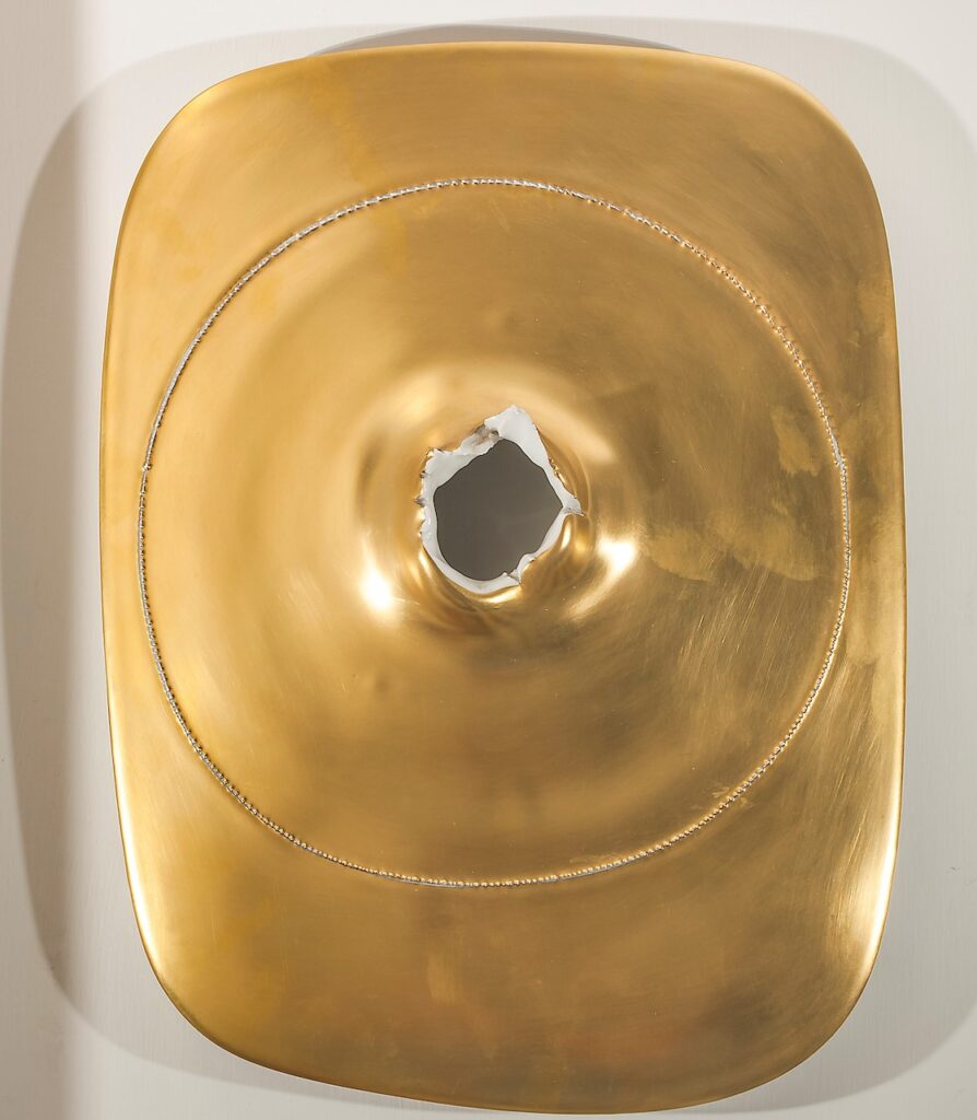 immagine per Lucio Fontana, Concetto spaziale. Cratere, 1968, porcellana smaltata oro con buco / gold-enamelled porcelain with hole, cm 38 x 29 x 5, Collezione privata © Fondazione Lucio Fontana, Milano. Foto Riccardo De Antonis