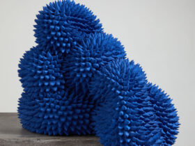 immagine per Andrés Anza, Goccia blu, 2022, ceramica, 35x37x35 cm