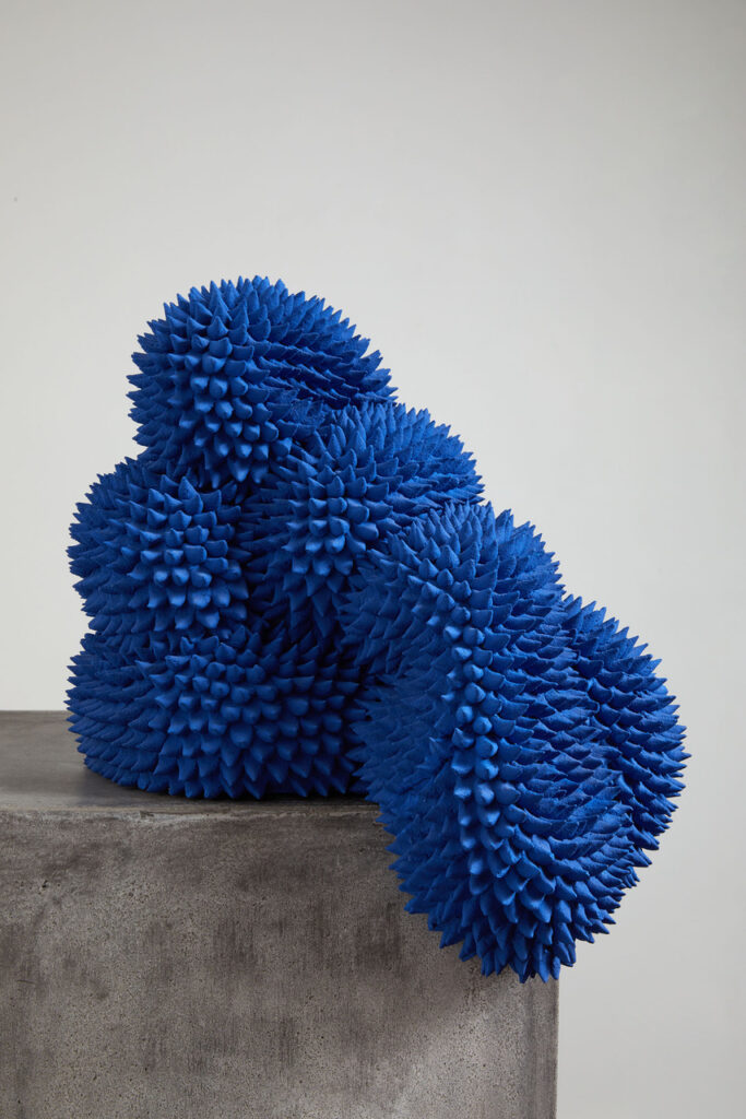 immagine per Andrés Anza, Goccia blu, 2022, ceramica, 35x37x35 cm