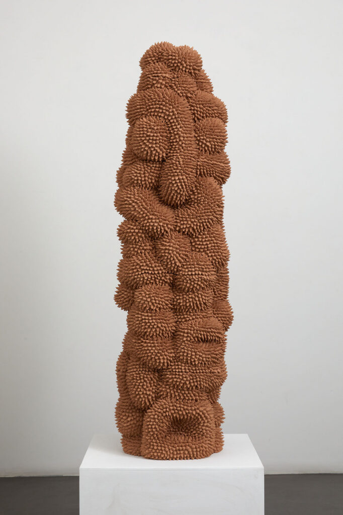 immagine per Andrés Anza, I only know what I have seen, 2023, ceramica, 150x45x40 cm