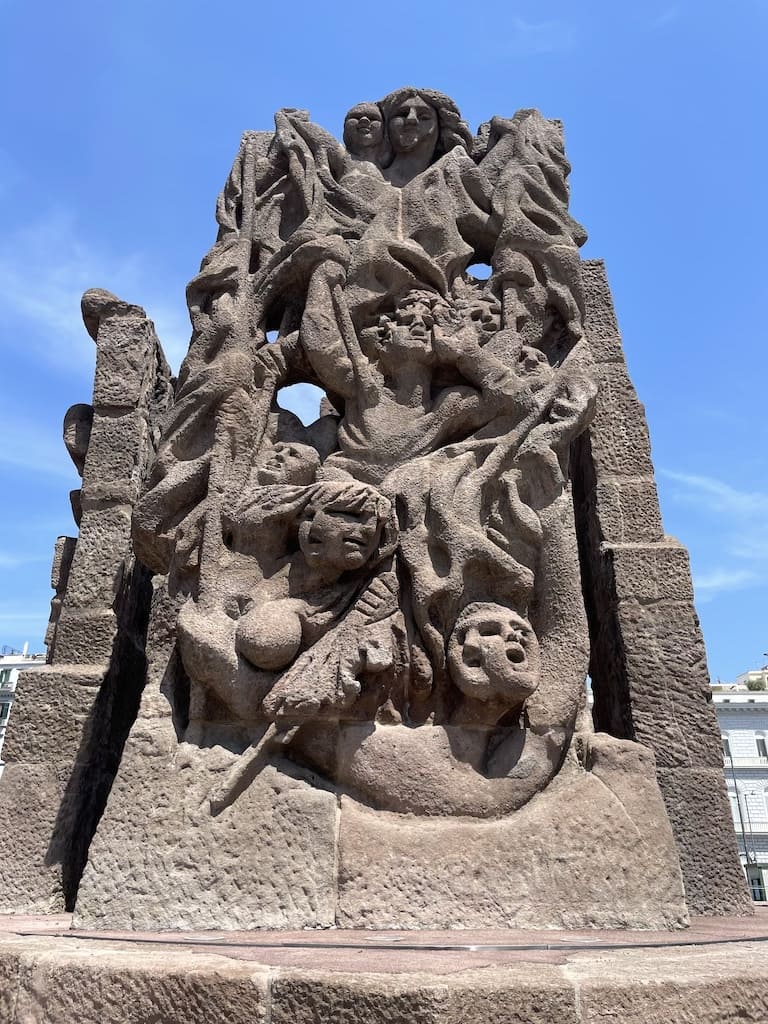 immagine per Monumento allo Scugnizzo by Marino Mazzacurati, NA, P.zza d. Repubblica, Napoli