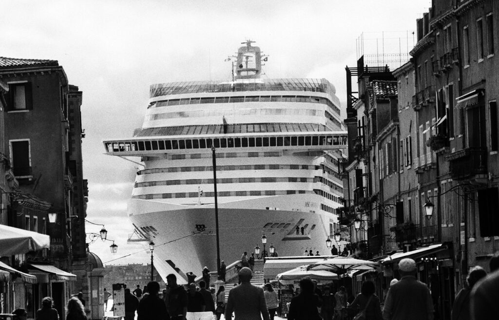 immagine per Una grande nave in bacino San Marco, Venezia, 2013 © Gianni Berengo Gardini/Courtesy Fondazione Forma per la Fotografia