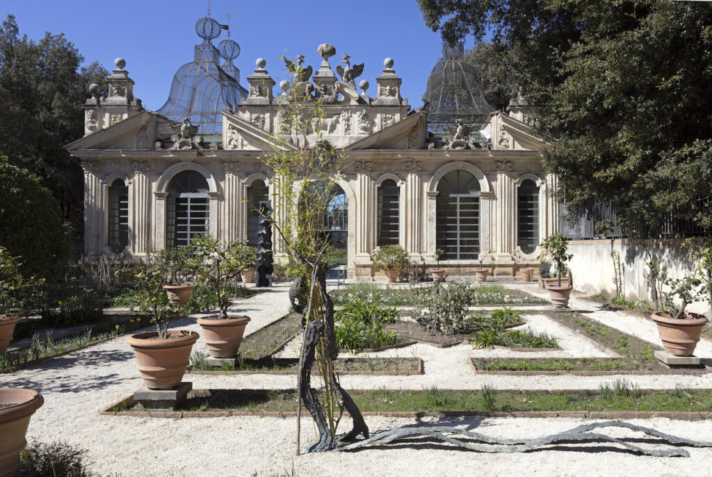immagine per Giuseppe Penone. Gesti universali, Installation view, Giardino dell'Uccelliera - 4, Galleria Borghese, Roma - ph. S. Pellion © Galleria Borghese