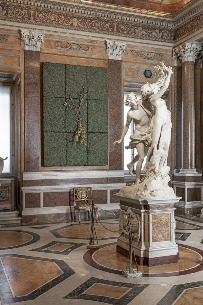 immagine per Giuseppe Penone. Gesti universali, Installation view, Sala di Apollo e Dafne, Galleria Borghese, Roma - ph. S. Pellion © Galleria Borghese