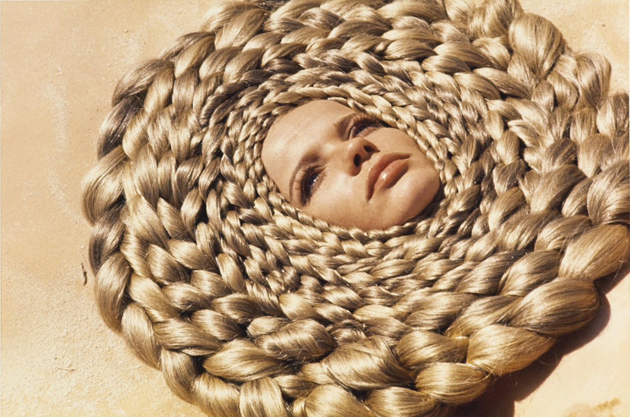 immagine per Franco Rubartelli, Veruschka with head surrounded by circles of braided gold hair, Egypt, 1967, Vogue © Condé Nast. Hair stylist: Ara Gallant