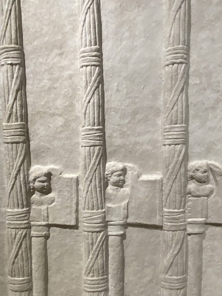 immagine per Foto 10: Calco da rilievo con rappresentazione di sei fasci littori con scuri e busti infantili, da originale di I sec. d.C. collocato nel chiostro della Chiesa di San Paolo fuori le Mura. Museo della Civiltà Romana, Roma, dettaglio Credits: Roberto Civetta