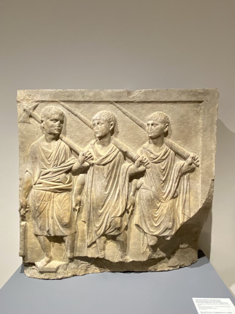 immagine per Foto 11: Calco da rilievo frammentario pertinente ad un monumento funerario dedicato ad un magistrato, da originale del I sec. d.C., attualmente al Museo Nazionale Concordiese di Portogruaro, Museo della Civiltà Romana, Roma Credits: Roberto Civetta