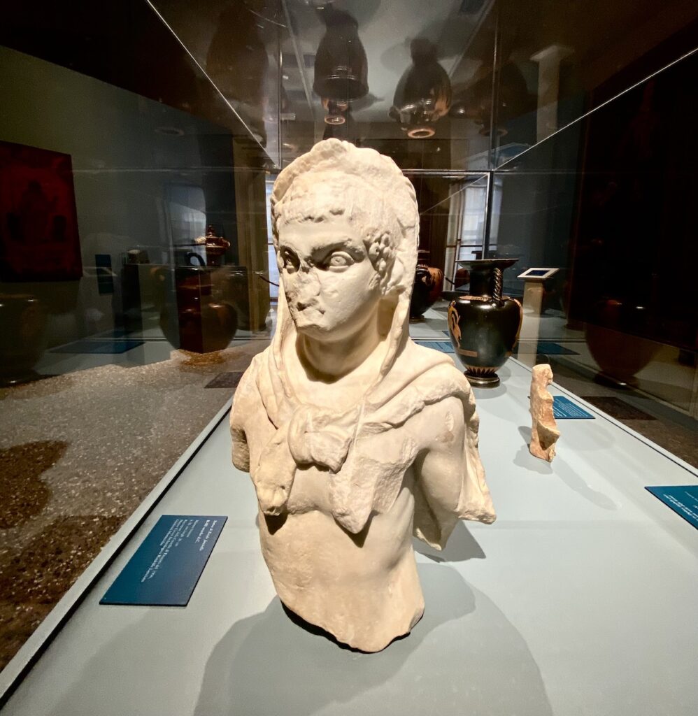 immagine per Foto 2 Statua di Ercole fanciullo II-III secolo d.C. Marmo bianco h 53 cm largh. 36 cm Recupero della Guardia di Finanza del 1996, Museo Civico Archeologico Rodolfo Lanciani Guidonia di Montecelio