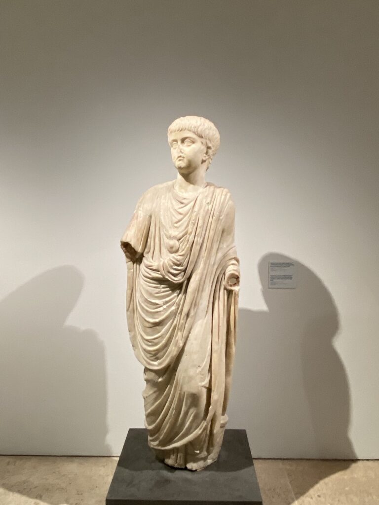 immagine per Foto 7: Statua di giovane nobile (testa non pertinente) con bulla e toga praetexta prima di assumere la toga virilis, I sec. d.C., Musei Capitolini - Centrale Montemartini, Roma Credits: Roberto Civetta