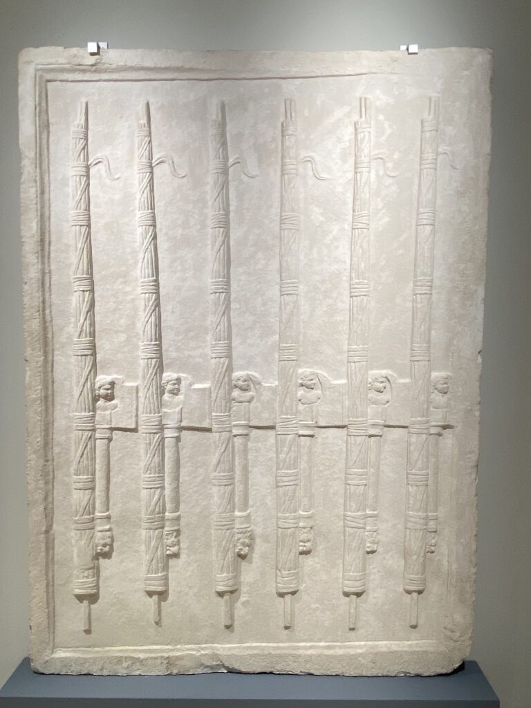 immagine per Foto 9: Calco da rilievo con rappresentazione di sei fasci littori con scuri e busti infantili, da originale di I sec. d.C. collocato nel chiostro della Chiesa di San Paolo fuori le Mura. Museo della Civiltà Romana, Roma Credits: Roberto Civetta