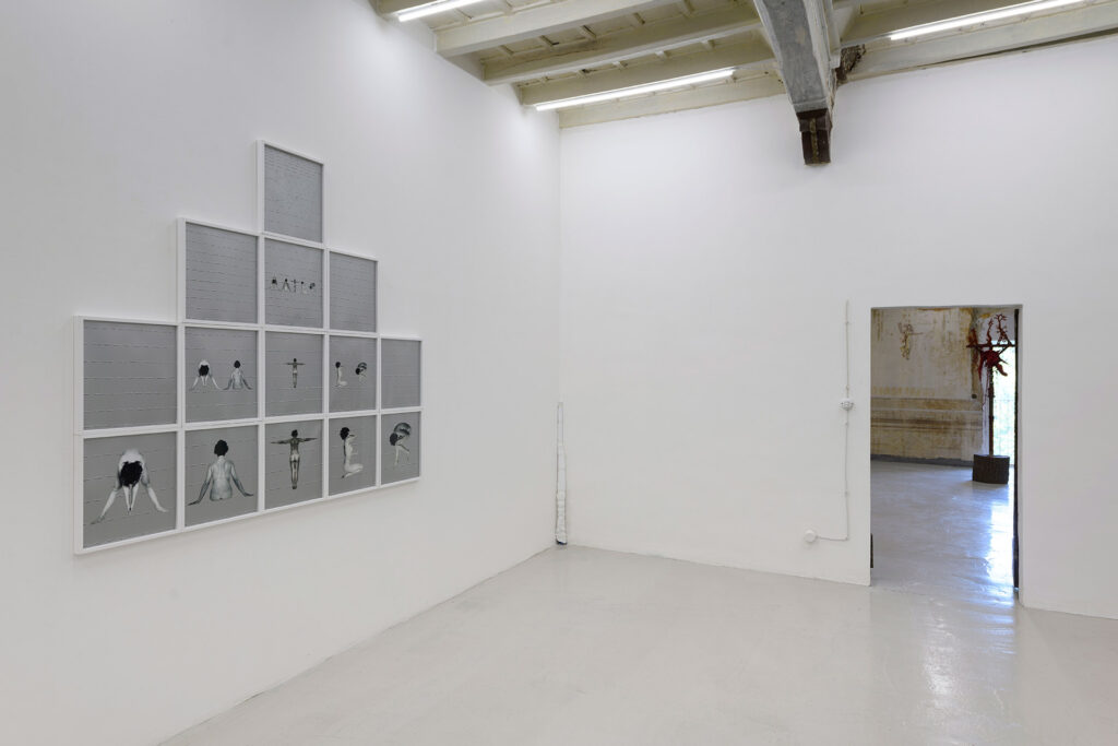 immagine per Tomaso Binga, Mater, 1977-2015, collage e scrittura desemantizzata su fotografia, 14 elementi, 35 x 40 cm ognuno Installation view a Straperetana 2023, ULTRAMODERNE, Pereto (AQ) Courtesy Galleria Tiziana di Caro, Napoli, Galleria Frittelli Arte, Firenze. Foto di Giorgio Benni