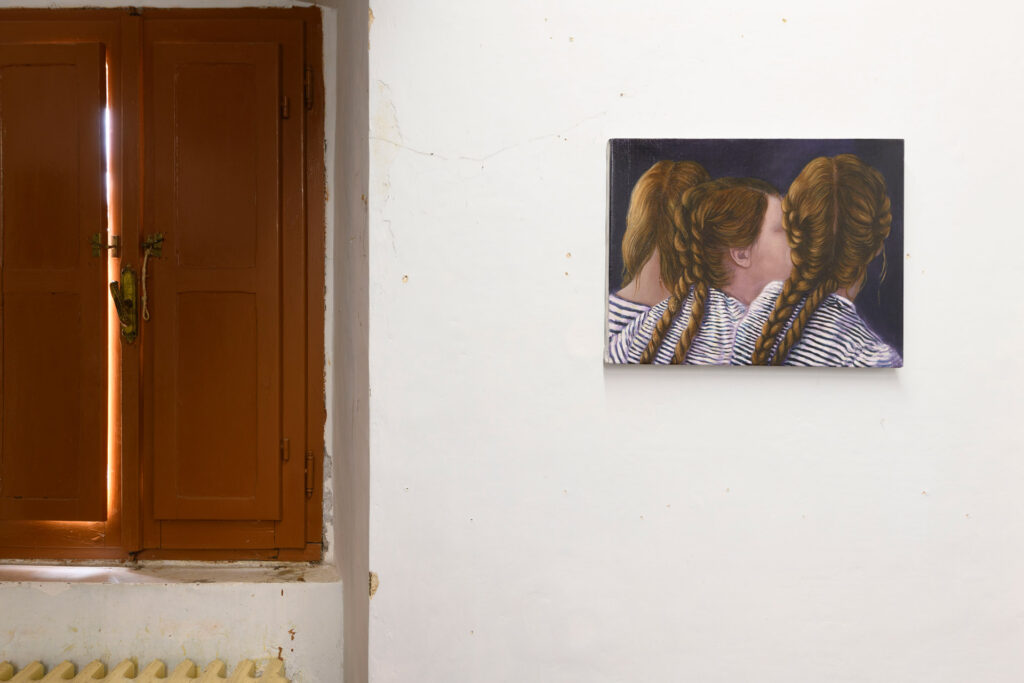 immagine per Maddalena Tesser, Viaggiare, 2022, olio su tela di lino, 35 x 45 cm Installation view a Straperetana 2023, ULTRAMODERNE, Pereto (AQ) Courtesy l’Artista. Foto di Giorgio Benni