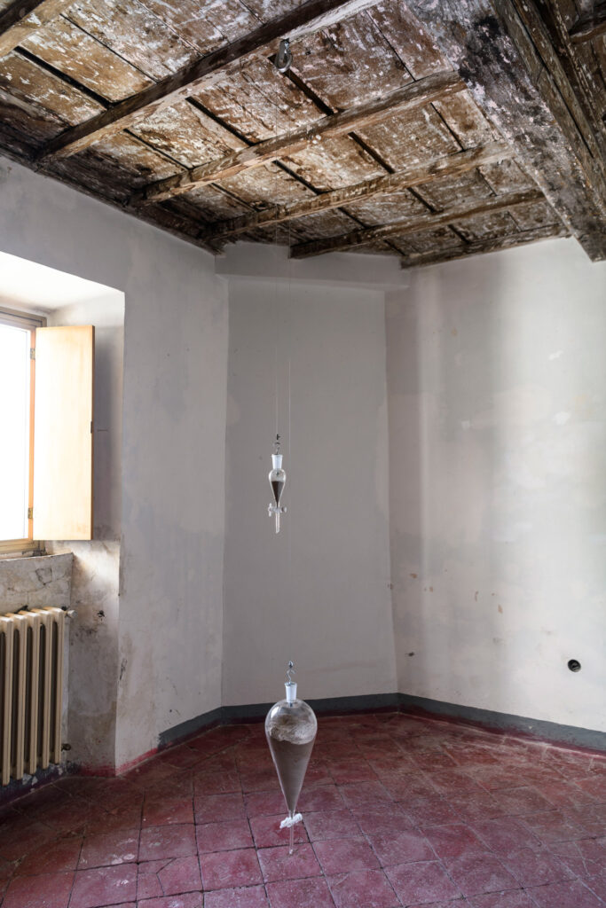 immagine per Satya Forte, Se non il vento, 2023, installazione site specific, polvere, ampolle, cavo d’acciaio, carrucola, dimensioni variabiliInstallation view a Straperetana 2023, ULTRAMODERNE, Pereto (AQ)Courtesy l’Artista. Foto di Giorgio Benni