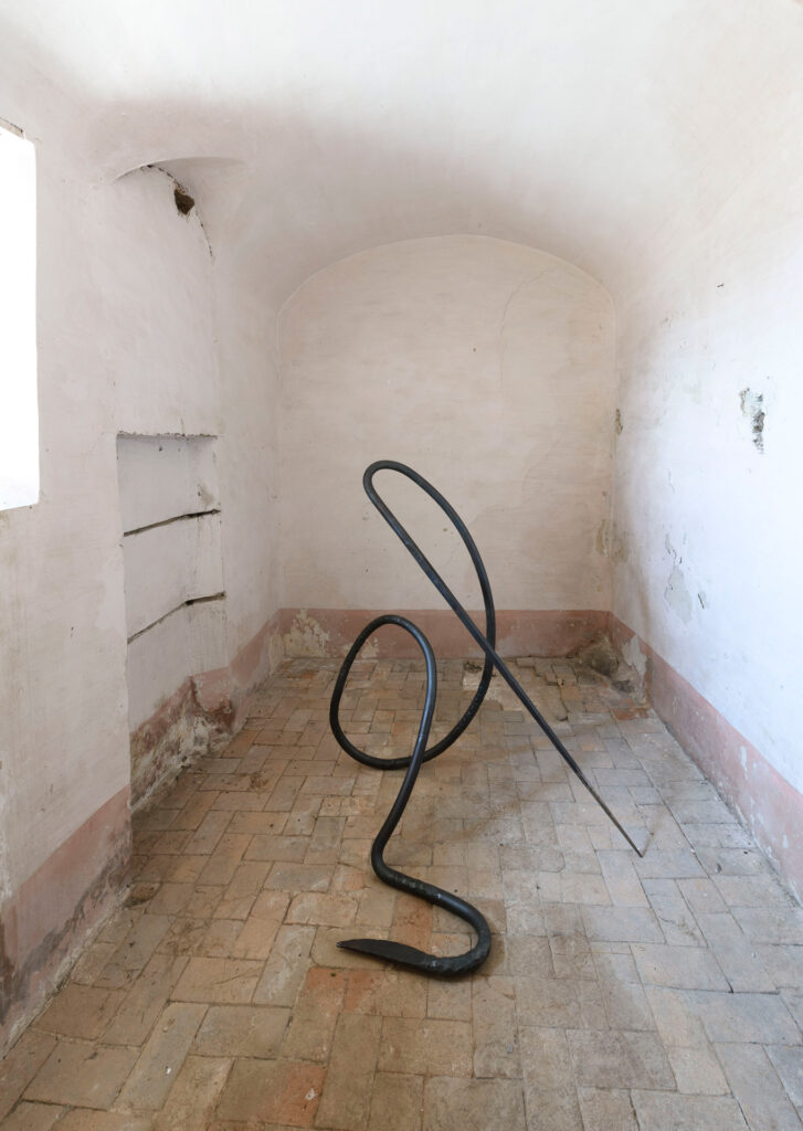 immagine per Lulù Nuti, Egli danza, prima posizione, 2023, ferro forgiato, 200 x 200 x 80 cm c.a. Installation view a Straperetana 2023, ULTRAMODERNE, Pereto (AQ) Courtesy Galleria Renata Fabbri, Milano. Foto di Giorgio Benni